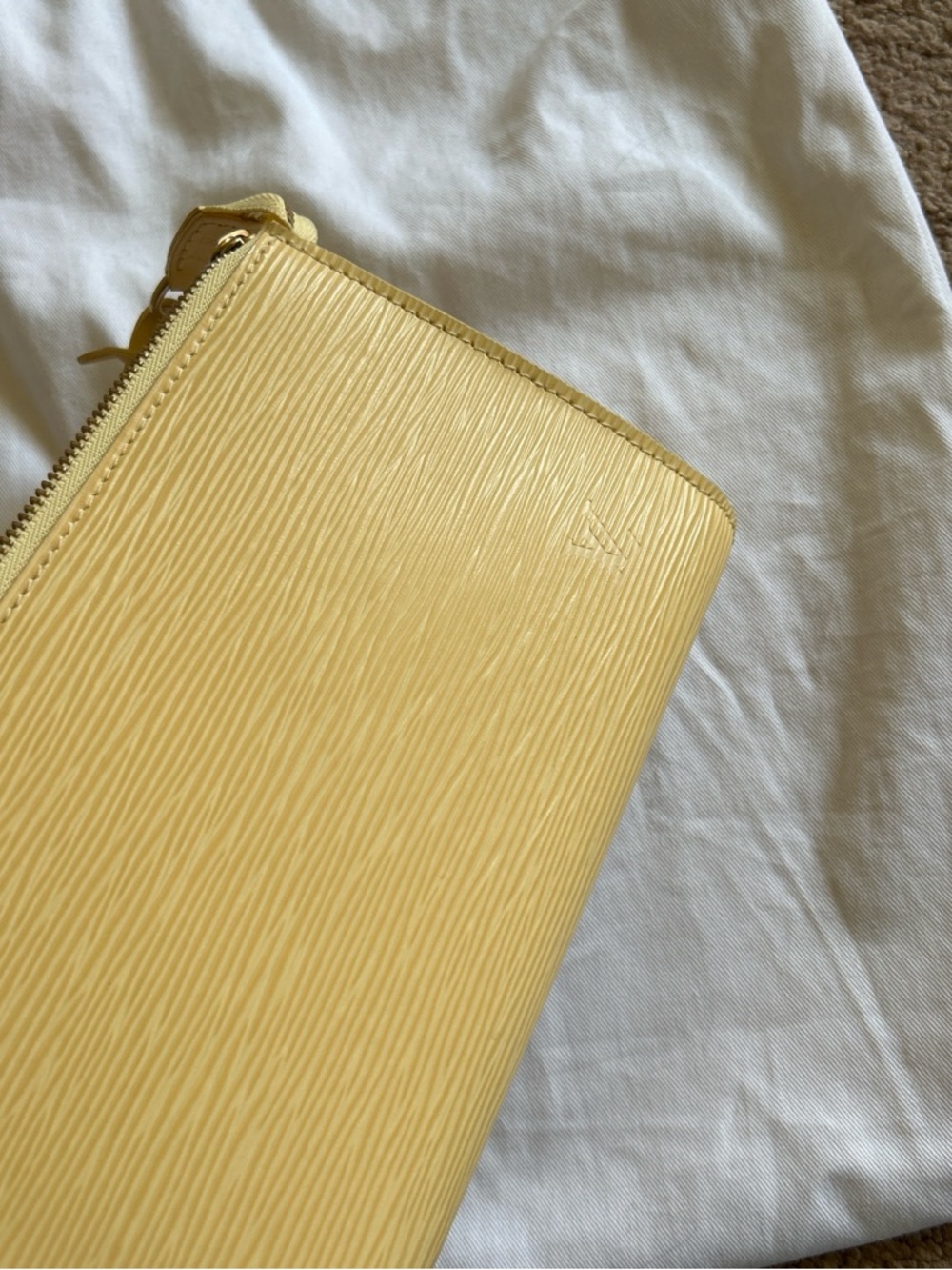 Louis Vuitton butter yellow Epi Pochette - Picture 3 of 8
